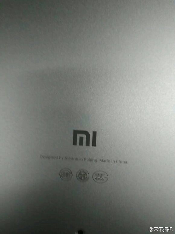 小米筆記本？看樣子面板是鋁模具
